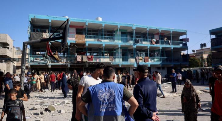 موظف من الأونروا رفقة نازحين في قطاع غزة داخل مدرسة تابعة للوكالة تحولت لمركز لجوء