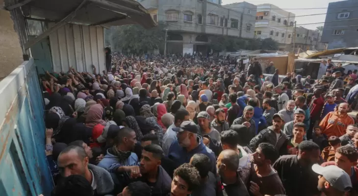 زحام عند أحد مخابز دير البلح