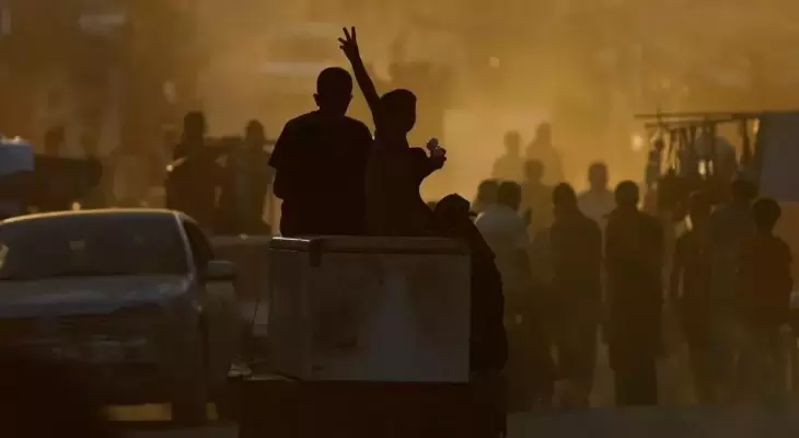 طفل فلسطيني يرفع شارة النصر خلال النزوح داخل قطاع غزة.txt
