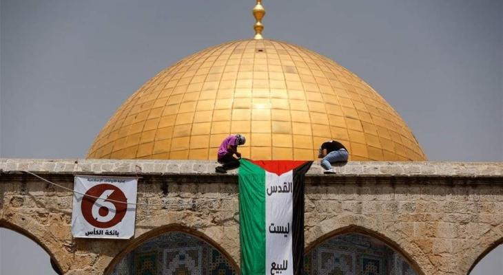 شبان يرفعون علم فلسطين على مسجد قبة الصخرة.jpg