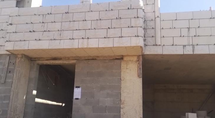 إخطار وقف البناء والعمل في منزل قيد الإنشاء في ياسوف بسلفيت