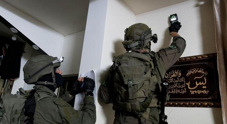 جنود الاحتلال يأخذون قياسات منزل في الضفة تمهيدا لهدمه.jpg