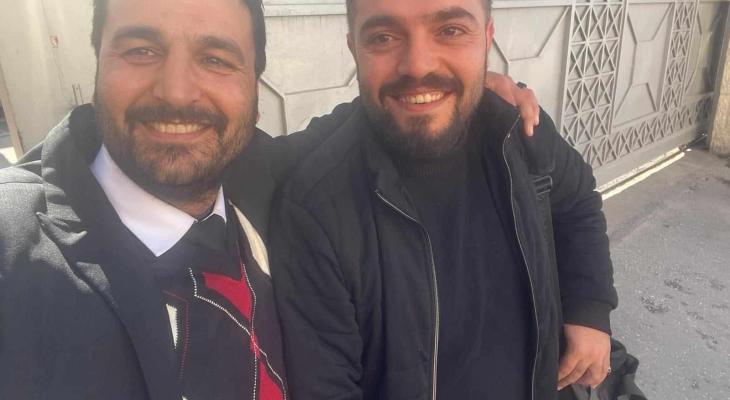 مراسل الجزيرة من على باب مقر النيابة العامة الفلسطينية لحظة الإفراج عنه