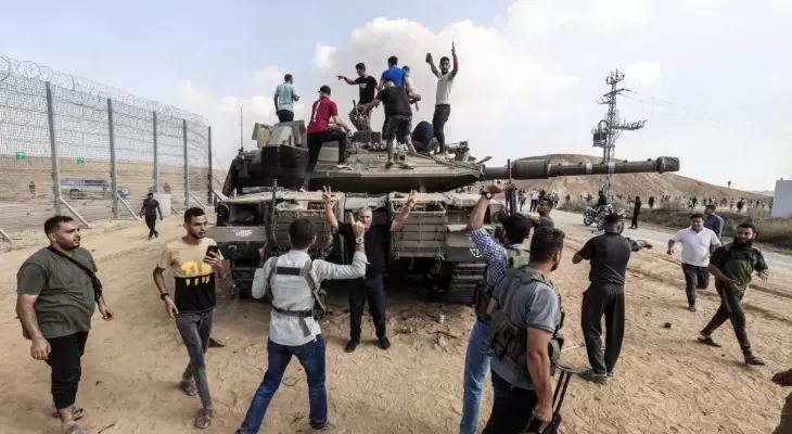 فلسطينيون يعتلون دبابة إسرائيلية على حدود غزة.webp
