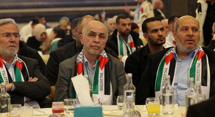 رئيس المجلس القيادي لحركة حماس محمد درويش يتوسط خليل الحية (يمين الصورة) وزياد النخالة (يسارًا).jpg