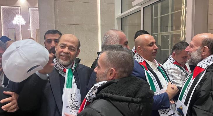 زاهر جبارين خلال استقبال المحررين المبعدين لمصر