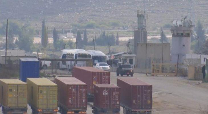 حافلات تقل الأسرى المحررين تنطلق من سجن عوفر