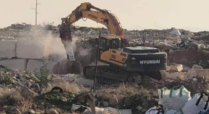 جرافة تابعة للاحتلال تهدم منشأة فلسطينية.jpg