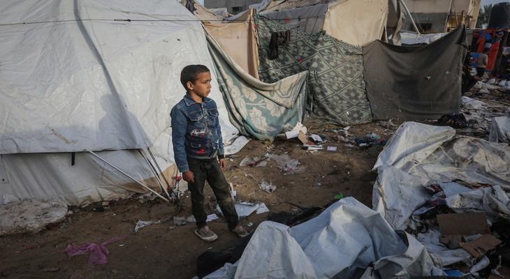 تضرر كبير في خيام النازحين إثر استهداف الاحتلال في دير البلح وسط قطاع غزة 3.jpg