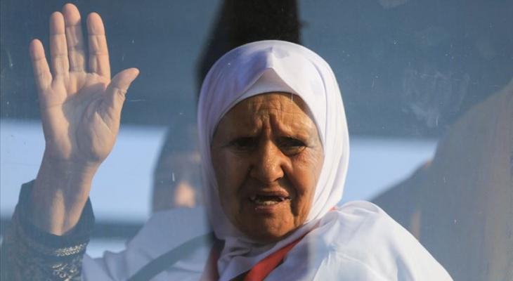 حاجة فلسطينية خلال مغادرتها لقطاع غزة.jpg