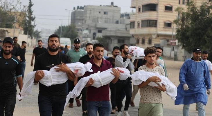 فلسطينيون يشيعون أطفالًا استشهدوا في العدوان على غزة.jpg