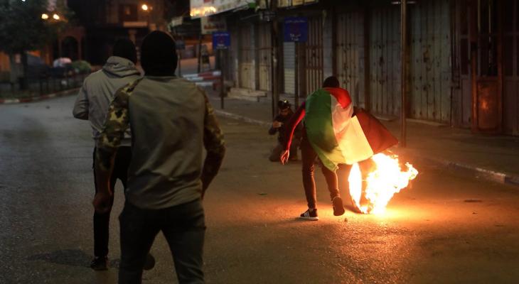 إلقاء زجاجات حارقة تجاه قوات الاحتلال.jpg