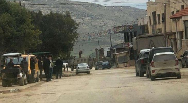 الاحتلال يعتقل شابا بعد محاصرة منزل بالأغوار الشمالية
