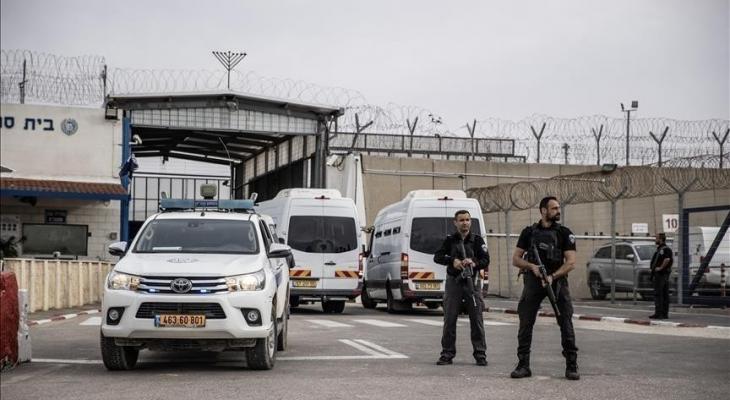 قوات الاحتلال تحتشد أمام سجن عوفر العسكري.jpg