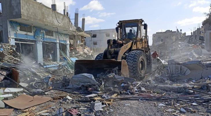 جرافة تابعة لبلدية رفح خلال فتح الشوارع.jpg