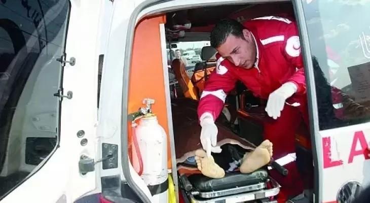 صورة أرشيفي لطاقم الهلال الأحمر وهو ينقل إصابة برصاص الاحتلال في غزة