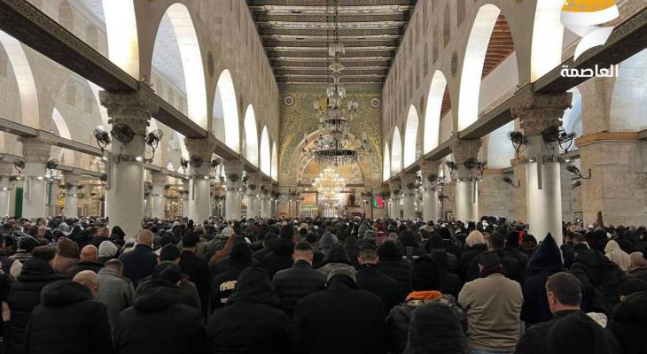 عشرات الآلاف يؤدون صلاتي العشاء والتراويح في المسجد الأقصى