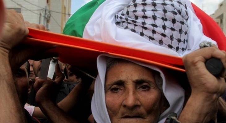 سيدة فلسطينية تُشارك في تشييع جثمان نجلها.jpg