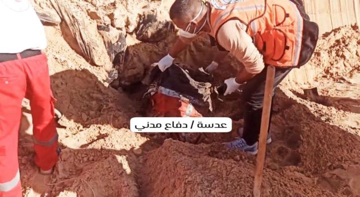 انتشال جثمان أحد طواقم الدفاع المدني الذين قضوا في مجزرة تالمسعفين في تل السلطان