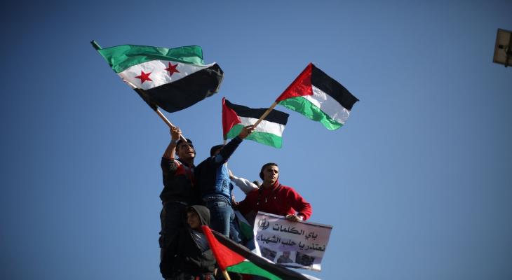 شبان يرفعون أعلام سوريا الثورة.jpg