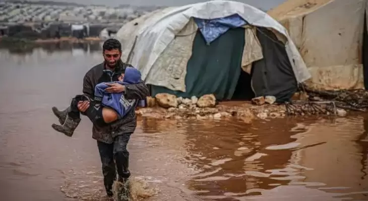 فلسطيني في غزةيحمل طفله.webp