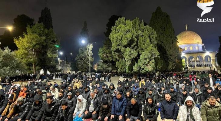 الالاف يؤدون صلاتي العشاء والتراويح في المسجد الأقصى