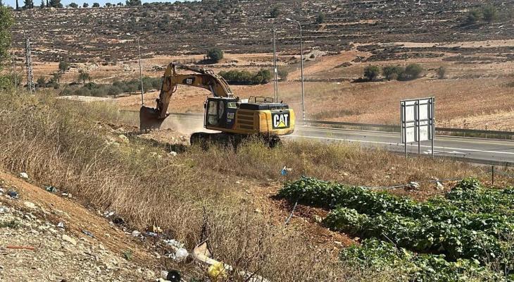 آلية تابعة للاحتلال تجرف أراض فلسطينية.jpeg