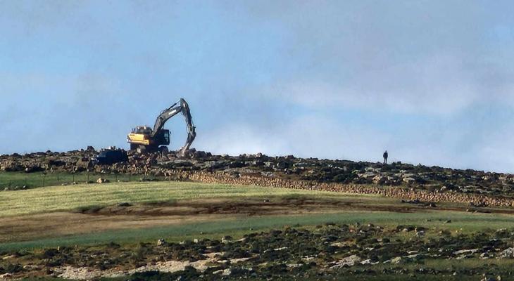 الاحتلال يجرّف أراضي بقرية البرج جنوب الخليل