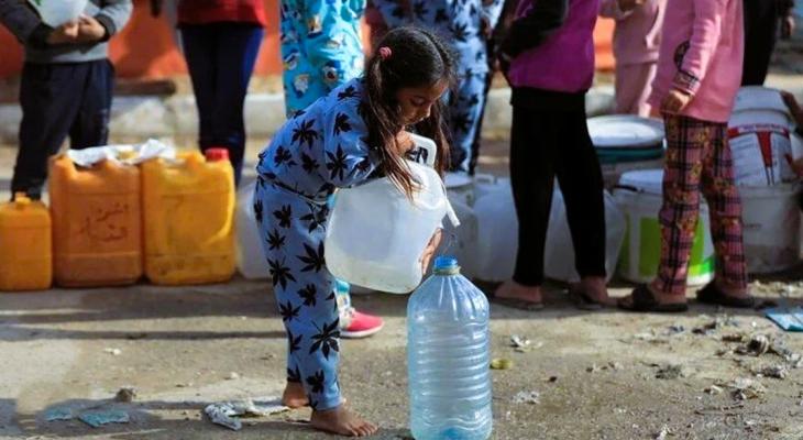 طفلة فلسطينية في غزة تحاول الحصول على مياه للشرب.jpg