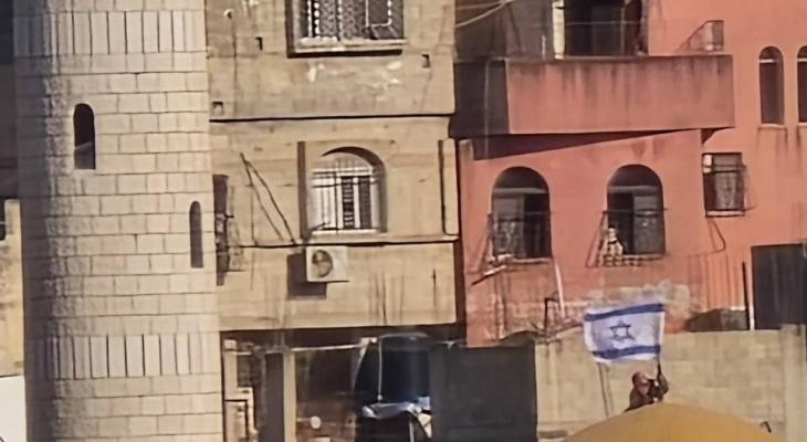 علم الاحتلال على قبة مسجد