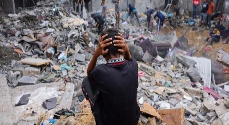 طفل فلسطيني على أنقاض منزل عائلته المدمر