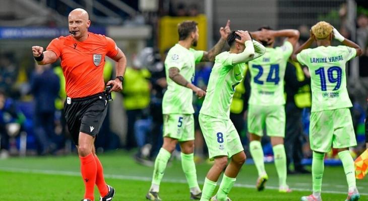 حكم مباراة إنتر ميلان وبرشلونة يرد على الانتقادات
