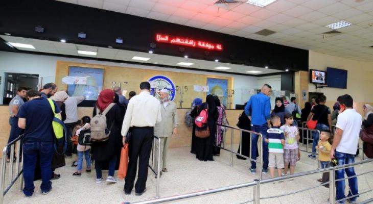 مواطنون خلال انتظارهم للسفر عبر معبر الكرامة.jpg
