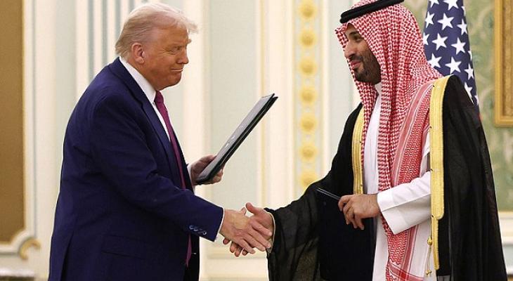 محمد بن سلمان (يمين الصورة) خلال لقاءه ترامب (يسار الصورة).jpg