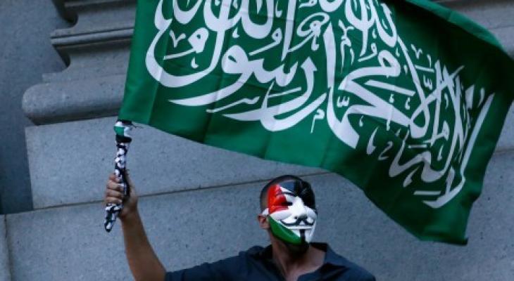 متظاهر في أورويا يحمل راية حماس.jpg