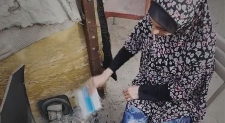 نساء فلسطينيات يواجهن ظروفاً قاسية في خيام النزوح