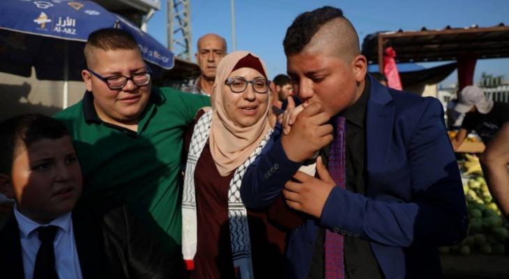 الأسيرة ياسمين شعبان خلال تحررها من سجون الاحتلال رفقة أطفالها.jpg