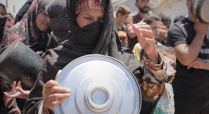الأواني الفارغة تتزاحم أمام التكايا.. المجاعة تنهش غزة (4).jpg