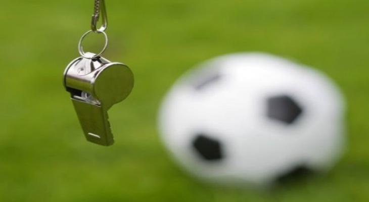 موقف غير معتاد.. لاعب يطلق صافرة إيقاف المباراة !
