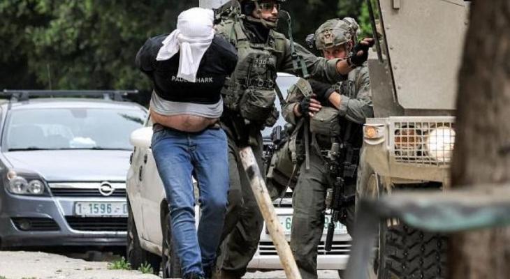 جنود الاحتلال خلال اعتقال شاب فلسطيني.jpg