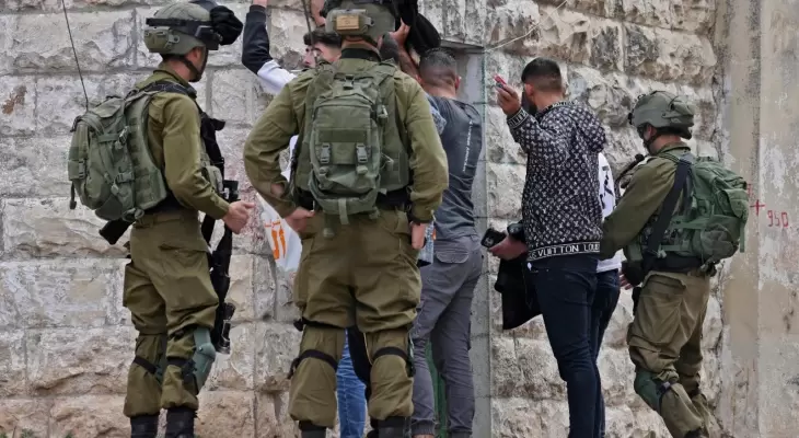 قوات الاحتلال تعتقل شبانا فلسطينيين.webp