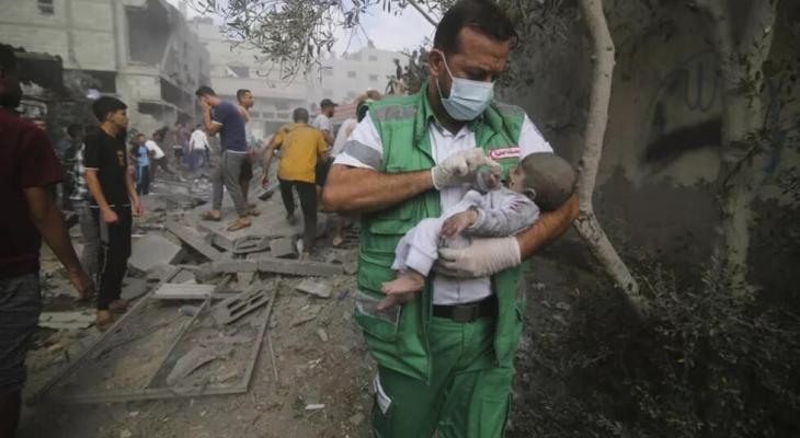 إنقاذ طفلة عقب مجزرة في قطاع غزة.jpg