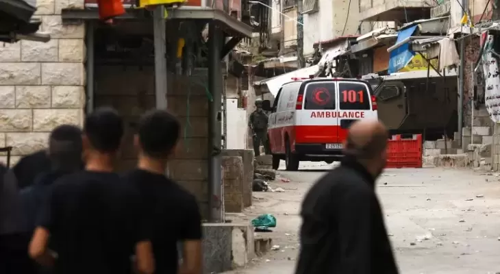 صورة أرشيفية لاحتجاز قوات الاحتلال مركبة إسعاف فلسطينية.webp