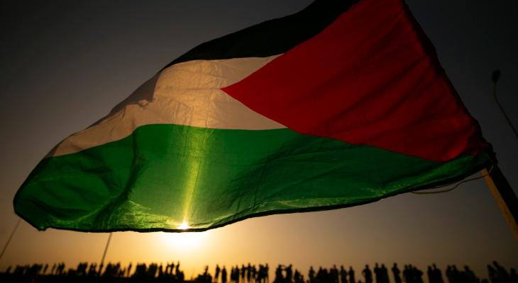 رفع علم فلسطين في القافلة.jpg