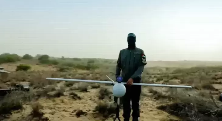 مقاوم يستعد لإطلاق طائرة مسيرة.webp