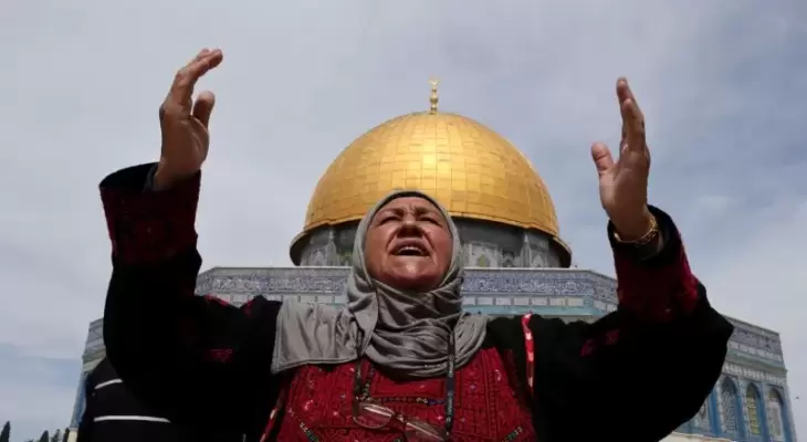 حاجة فلسطينية أمام قبة الصخرة.webp