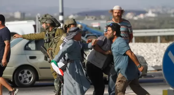 مستوطنون يعتدون على مسن فلسطيني بحماية قوات الاحتلال.webp