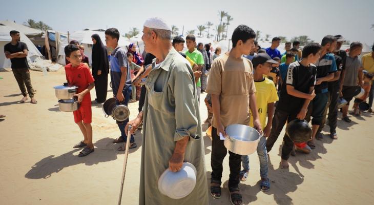 الجوع ينهش أطفال غزة.. طوابير لا تنتهي وأيادٍ صغيرة تمتدّ بحثًا عن الطعام