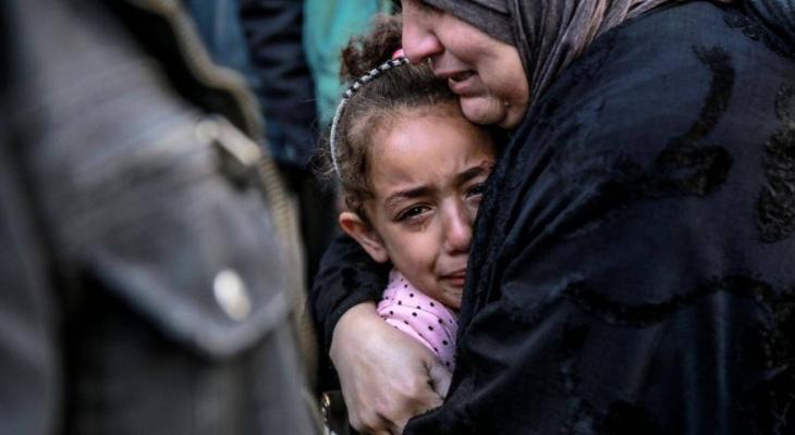 طفلة فلسطينية تبكي عائلتها عقب استشهادها.jpg