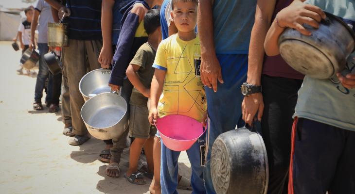 الجوع ينهش أطفال غزة.. طوابير لا تنتهي وأيادٍ صغيرة تمتدّ بحثًا عن الطعام